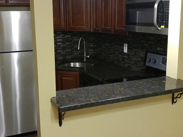 1715 W Huntingdon St #1R — Photo 2