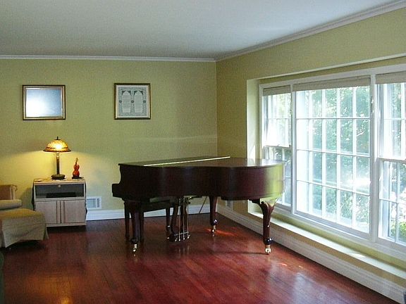 Spacious and Bright Living Room