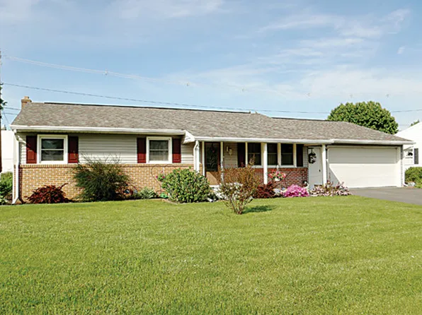 1138 E Brandon Dr, Chambersburg, PA 17201