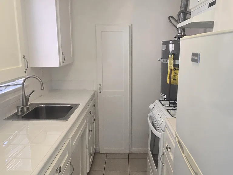 Sunset Park Apartments — Photo 18