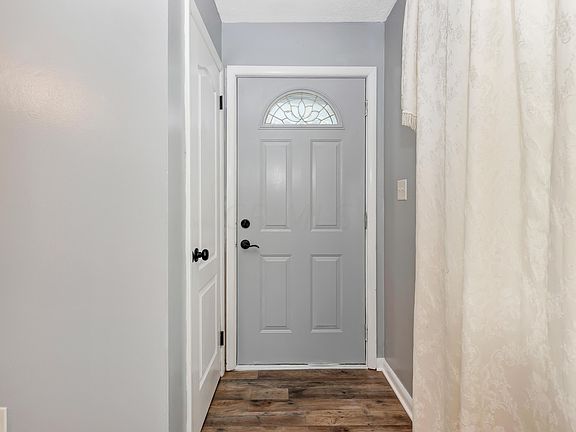 4th image of 1127 Carolyn Ave