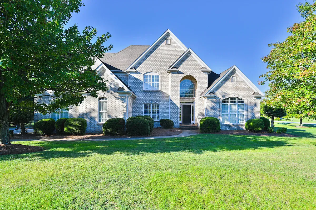 5 bed, 4100 sqft, $6,000 — Photo 1
