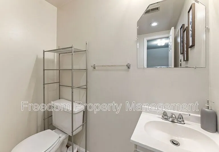 726 Pine Tree Ct — Photo 32