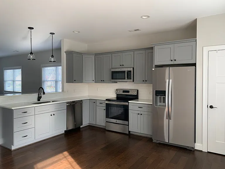 324 Meridian St — Photo 5