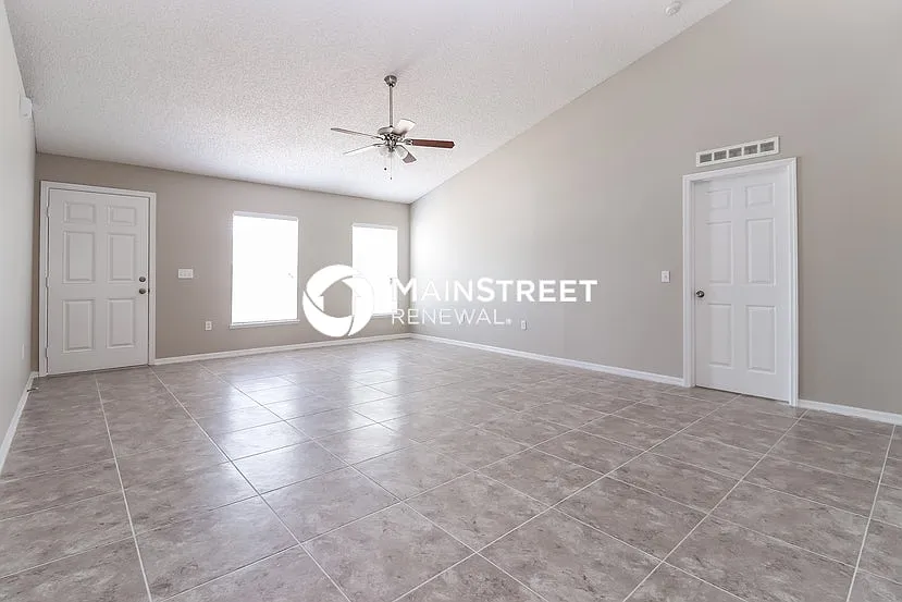927 Cambridge Ct — Photo 2