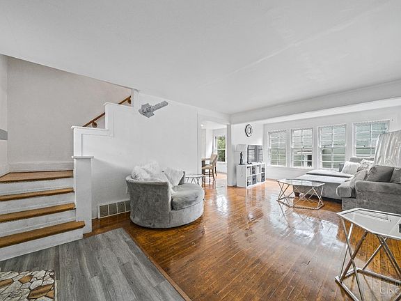 5th image of 2584 Orland Ave
