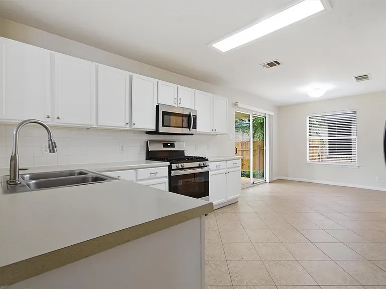 1806 Carriage Hills Trl — Photo 8