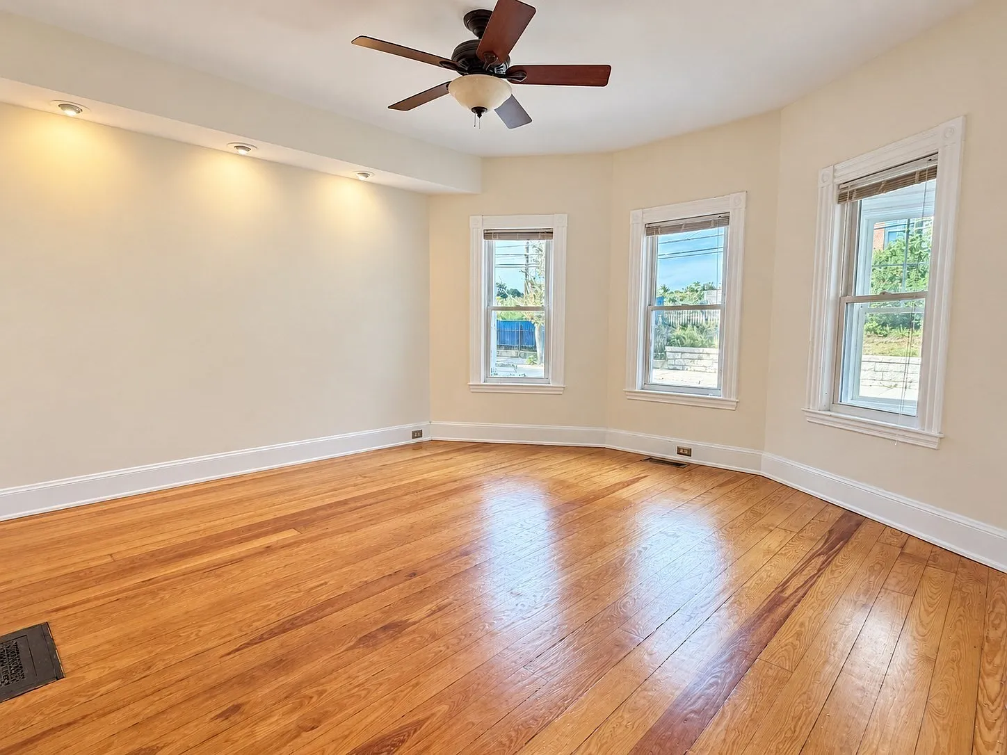 4 bed, 2.5 bath, 1850 sqft, $4,950 — Photo 1