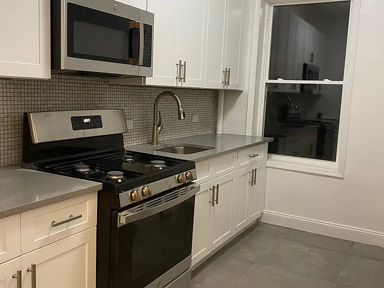 250 Broad Ave #3D — Photo 1