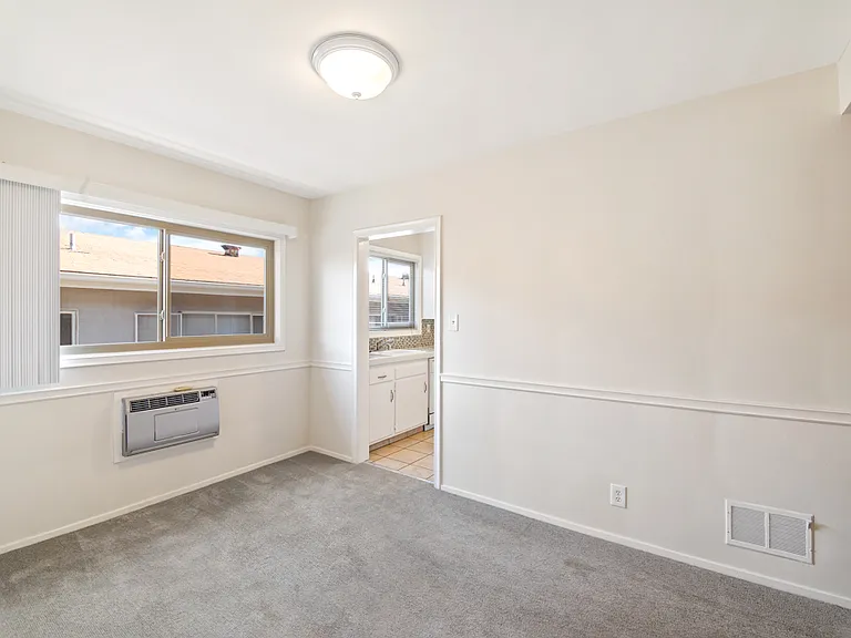 Laurelwood Apartments — Photo 10