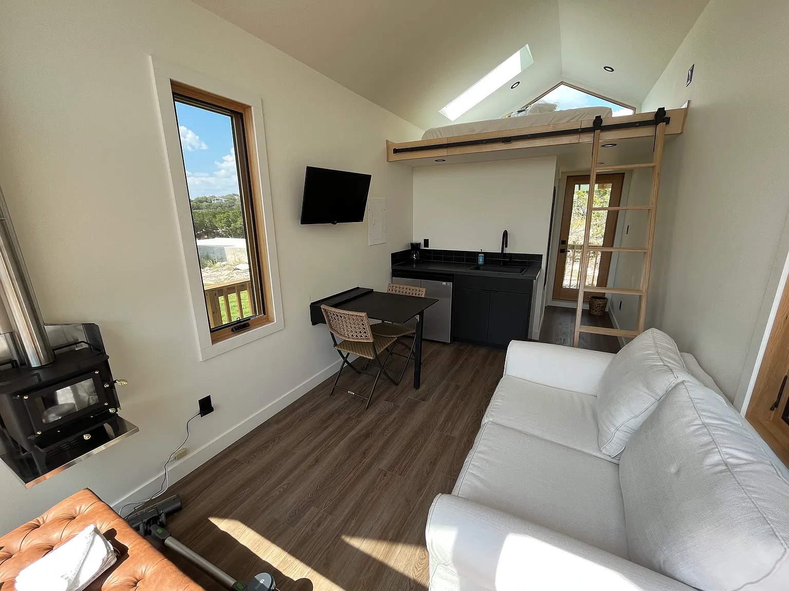 Studio, 350 sqft, $1,100 — Photo 3