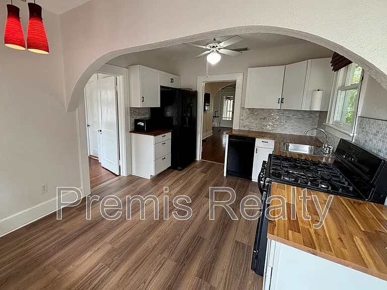 1103 Charles St — Photo 11