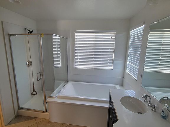 5th image of 688 Huron Pl