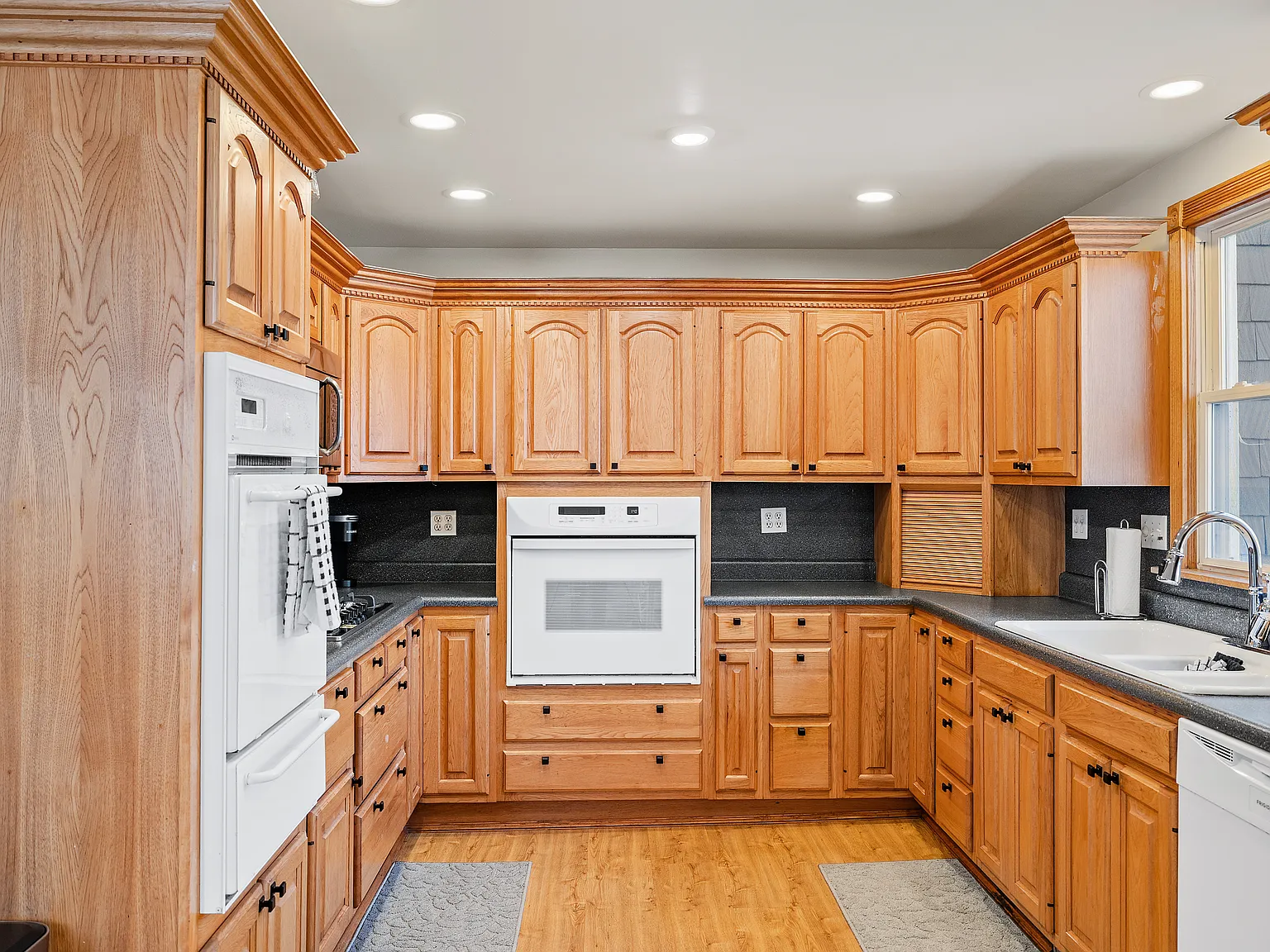 4 bed, $3,000 — Photo 2