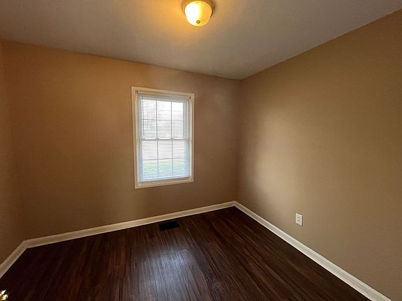 5th image of 724 Martha Dr