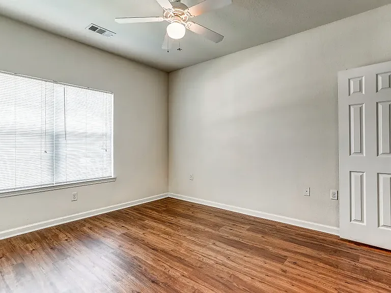 Elk Way Apartments — Photo 16