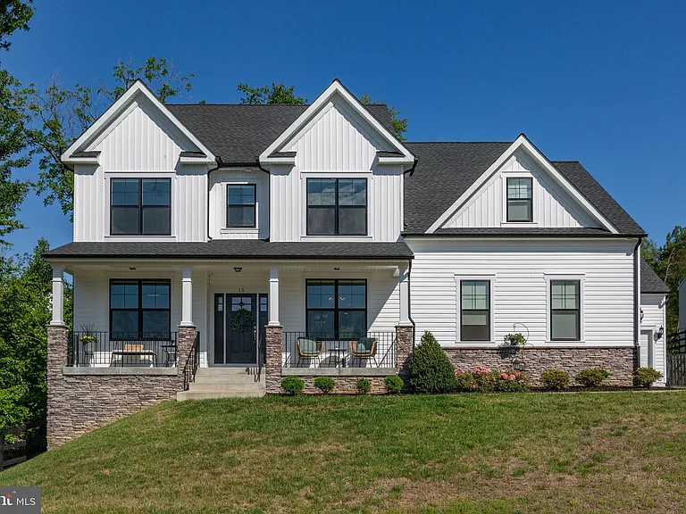 15 Grove Ln — Photo 1
