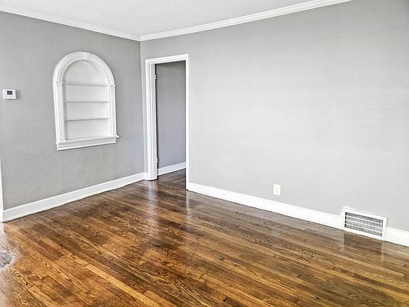 3rd image of 2667 Barron Ave