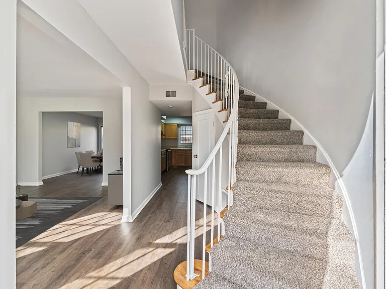 Jamestown Apartments & Townhomes — Photo 6