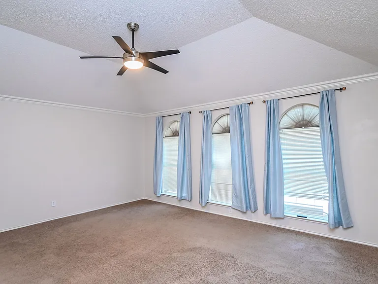 2100 Newport Dr — Photo 11