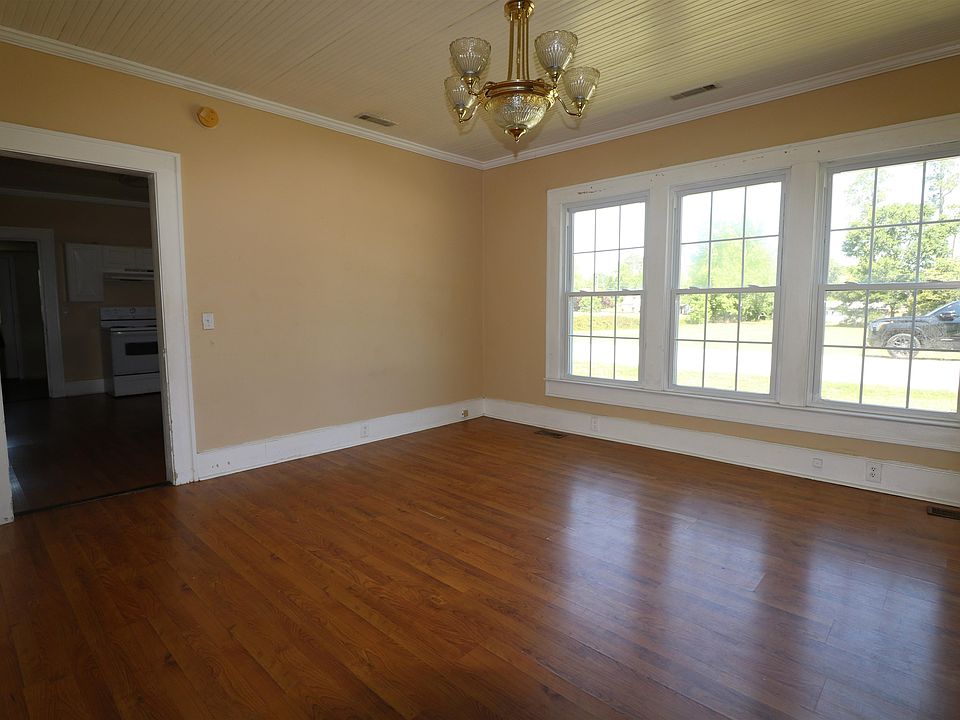 10th image of 302 S Main St.