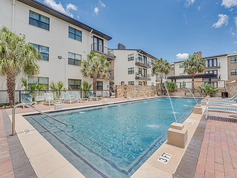 Vue Live Oak — Photo 25