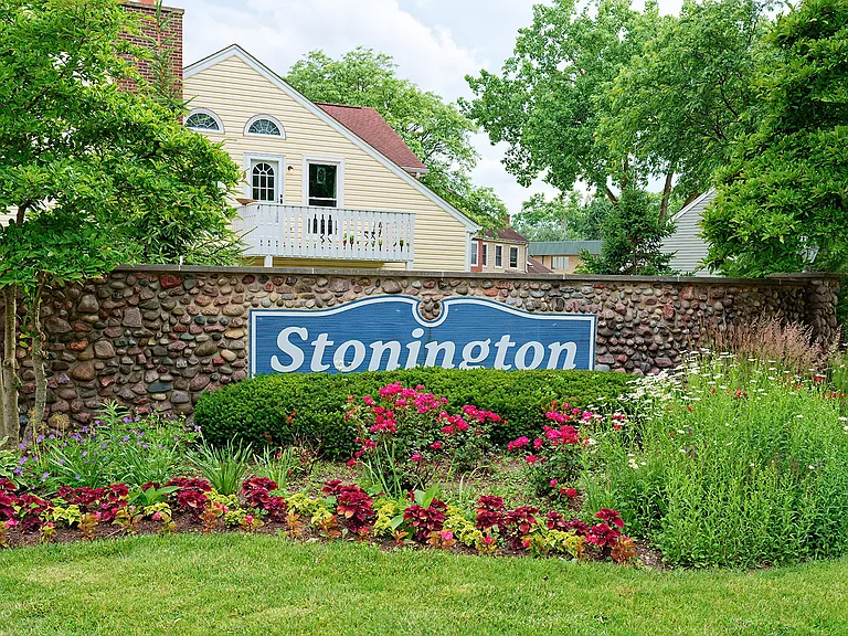 9 S Stonington Dr — Photo 1