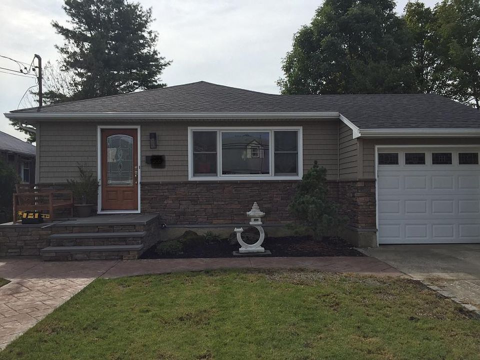 1st image of 208 Roslyn Ave