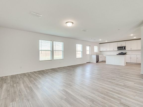 4th image of 16025 Malaya St