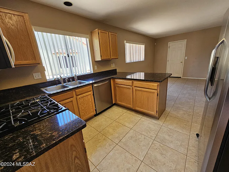 9827 N Stonecreek Pl — Photo 8