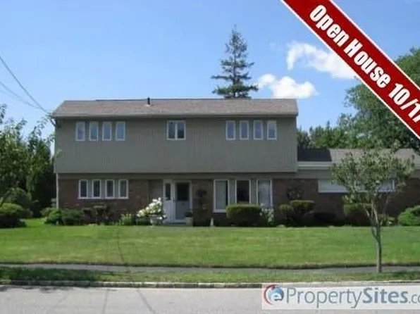 11 Shelley Dr, Massapequa, NY 11758