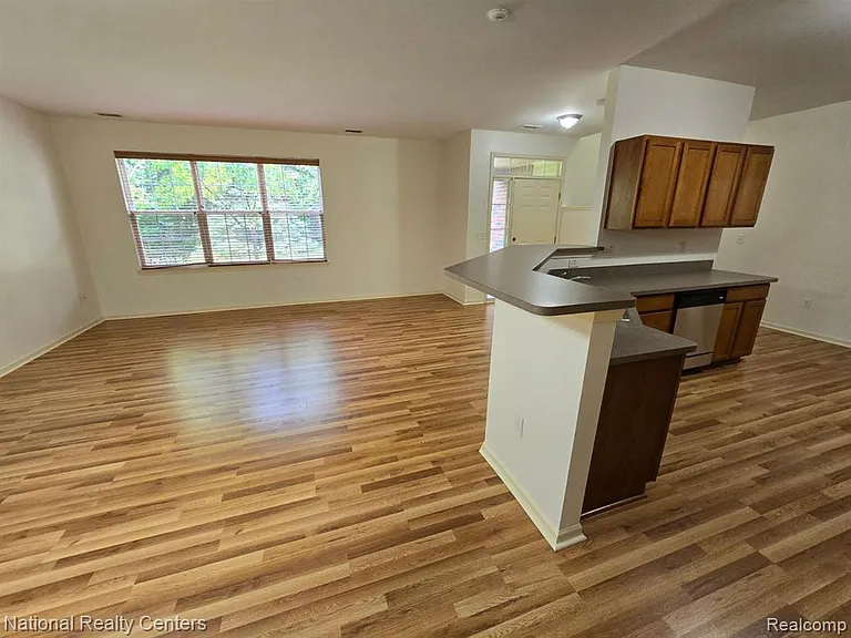 4058 Radcliff Dr — Photo 6