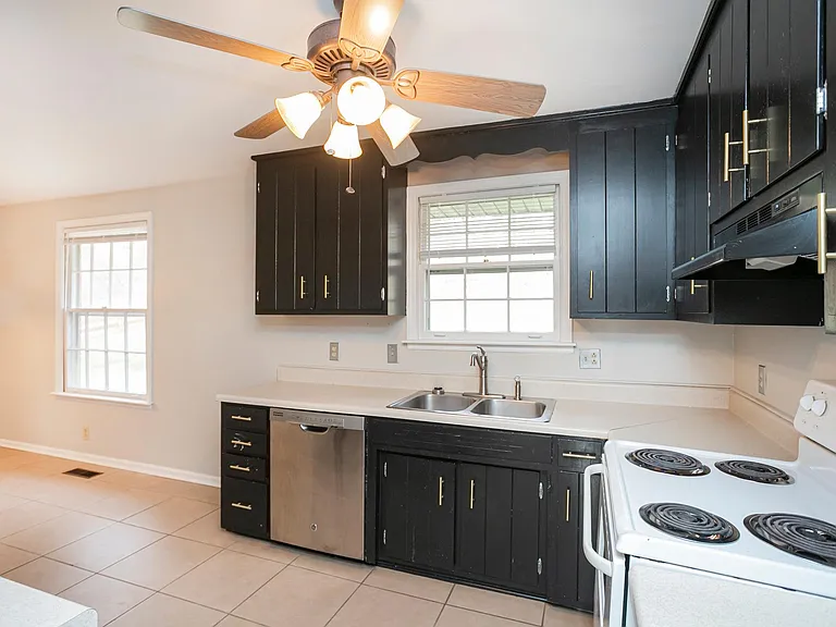 610 Ashley Ct — Photo 23