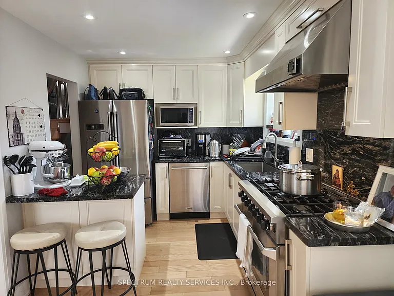8 Munford Cres — Photo 3
