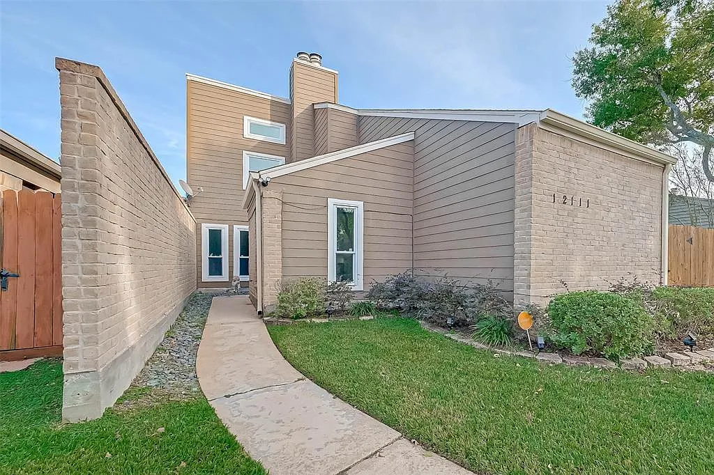 3 bed, 2.0 bath, 1767 sqft, $1,900 — Photo 1