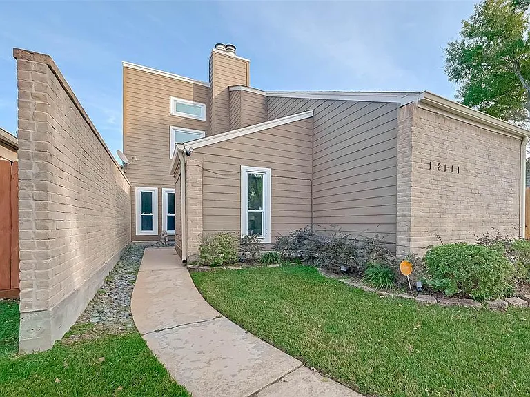 12111 Poulson Dr — Photo 1