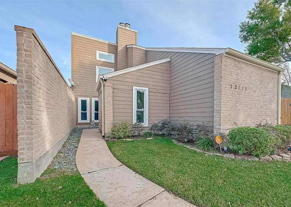 12111 Poulson Dr