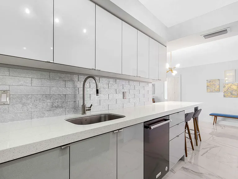 6039 Collins Ave #1527 — Photo 12