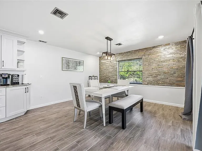 2325 Lauderdale Ct — Photo 6