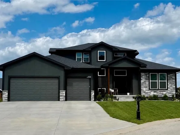 2705 Meadowbrook Ct, Tonganoxie, KS 66086