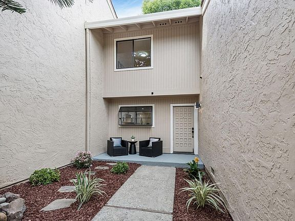 3rd image of 2481 Golf Links Cir