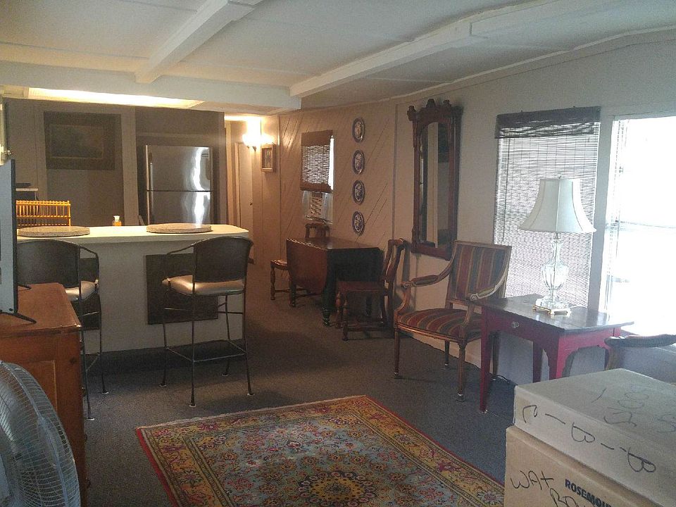 Living room/kitchen area