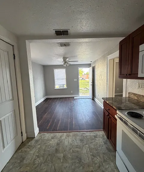 1917 1/2 Marjorie St W #2 — Photo 13