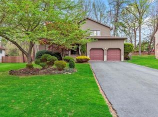 8 Cambridge Ct, Manalapan, NJ 07726