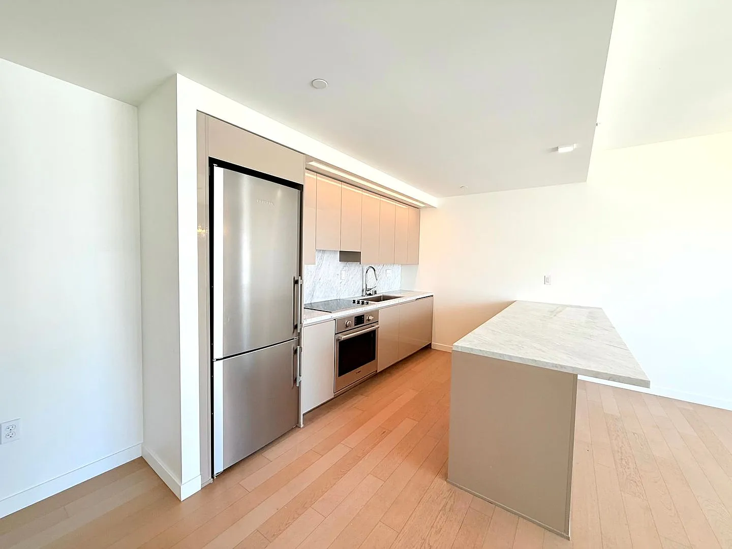 Very Unique Spacious Two Bedroom - Two bath luxury Condo with Views and Pool — Photo 3