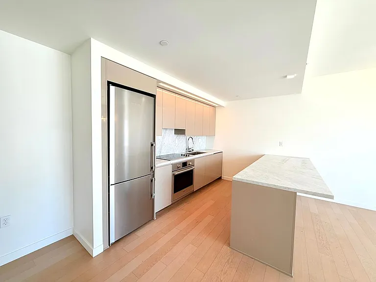 1050 S Grand Ave #1404 — Photo 3