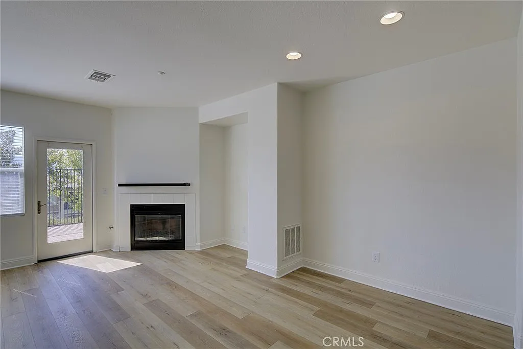 3 bed, 2.5 bath, 1386 sqft, $2,595 — Photo 3
