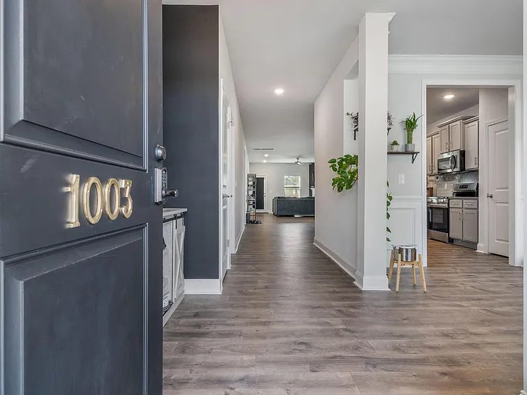1003 Manhatten Ct — Photo 2