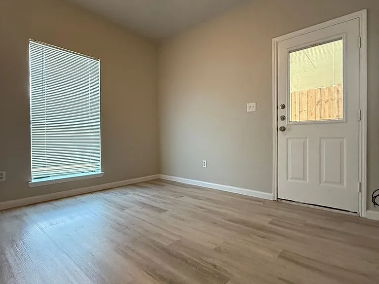 129-131 Collett Ct — Photo 25
