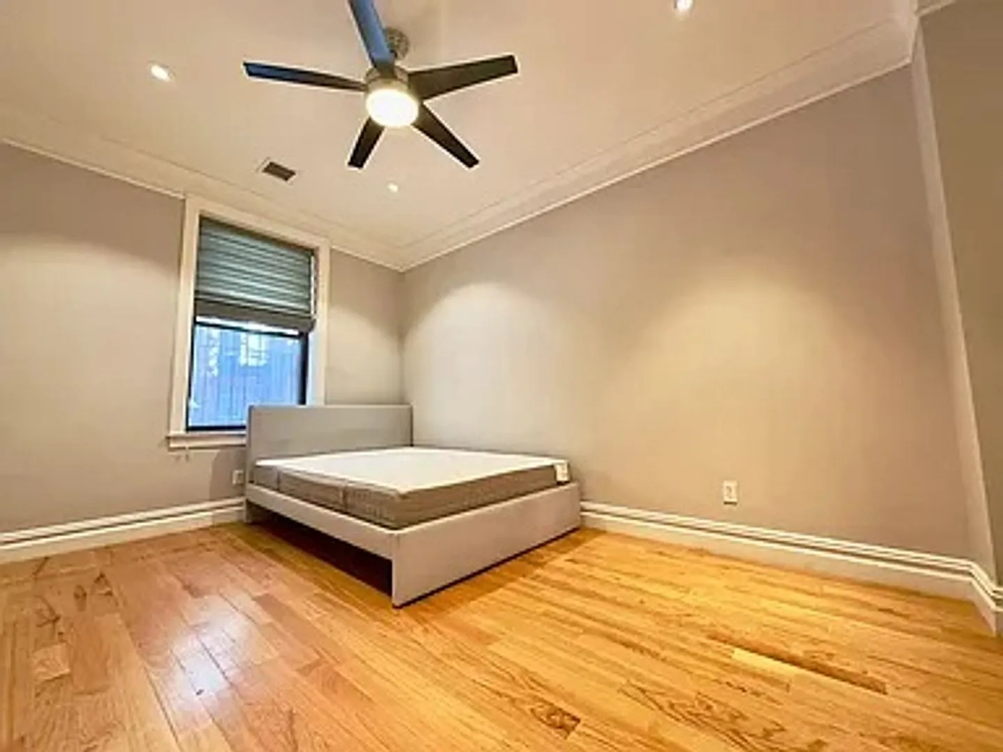 No Brokers Fee, Garden Level Unit, In-Unit Washer and Dryer, Central Heat/AC, Parking for Rent — Photo 3